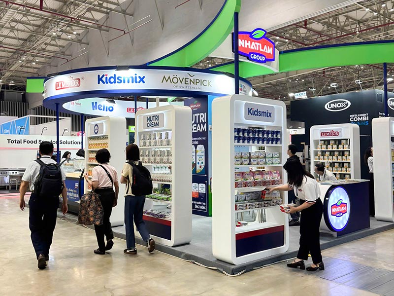 khách hàng ghé tham quan